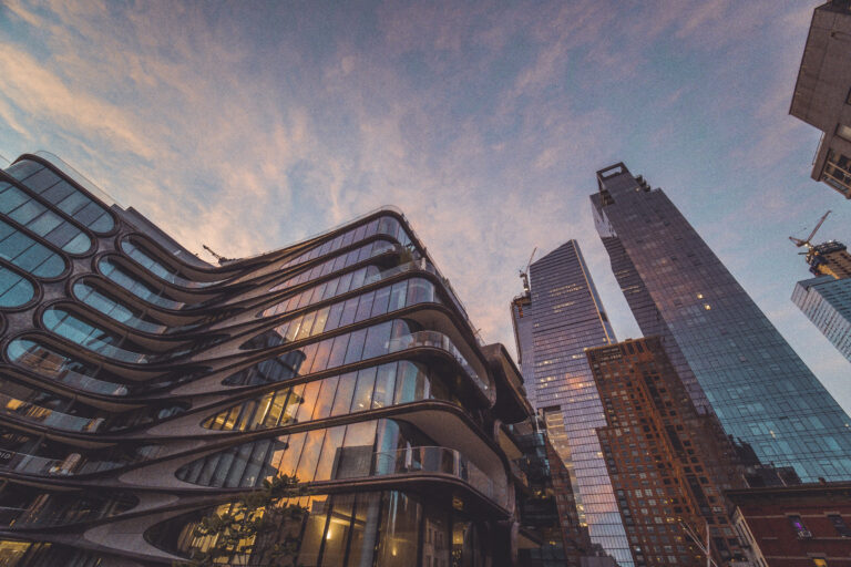 Originação de crédito imobiliário: vista em perspectiva de edifícios corporativos modernos ao entardecer