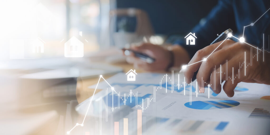 Gestão patrimonial: profissional analisando gráficos financeiros e de mercado imobiliário com sobreposição digital de ícones de imóveis e curvas de crescimento de ativos