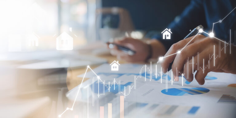 Gestão patrimonial: profissional analisando gráficos financeiros e de mercado imobiliário com sobreposição digital de ícones de imóveis e curvas de crescimento de ativos