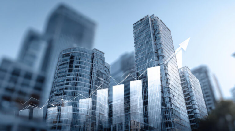 Mercado imobiliário hoje representado por edifícios corporativos modernos com gráfico de crescimento sobreposto, simbolizando a valorização de ativos imobiliários.
