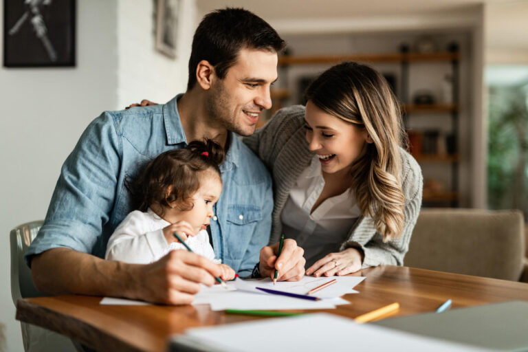 Família reunida em casa, representando a proteção financeira proporcionada pelo seguro de vida.