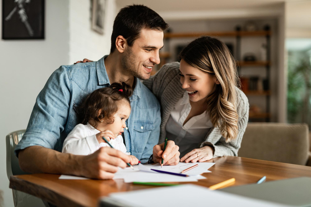 Família reunida em casa, representando a proteção financeira proporcionada pelo seguro de vida.